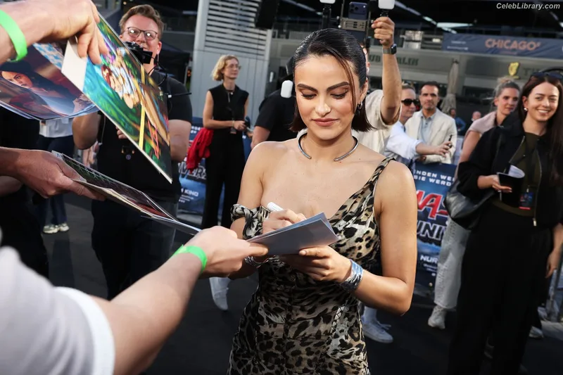 Camila Mendes photo 3 of 950