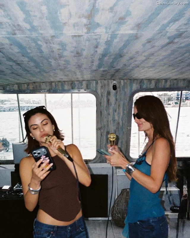 Camila Mendes photo 7 of 950