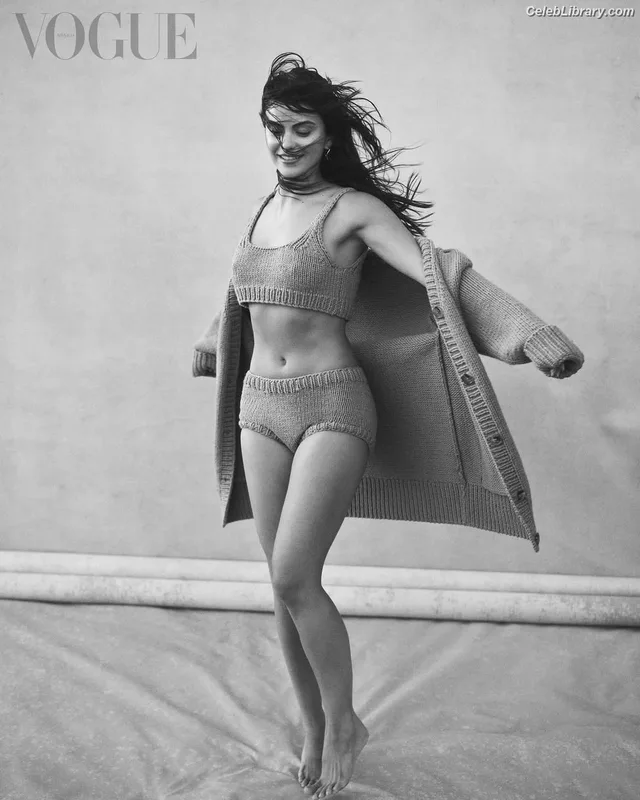 Camila Mendes photo 14 of 950