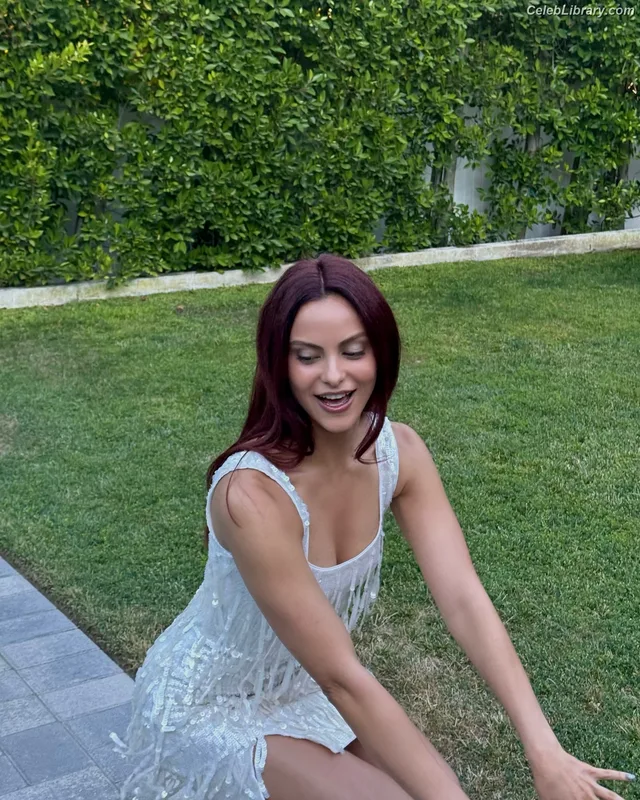 Camila Mendes photo 2 of 950