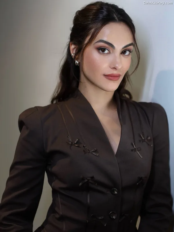Camila Mendes photo 8 of 950