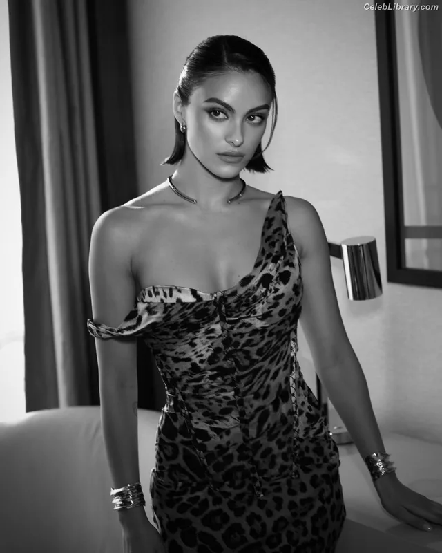 Camila Mendes photo 13 of 950