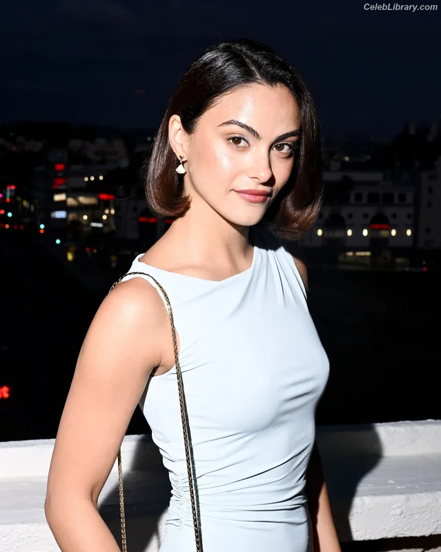 Camila Mendes photo 3 of 950