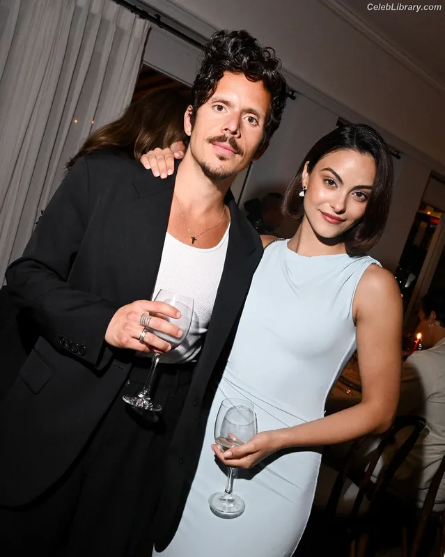 Camila Mendes photo 5 of 950