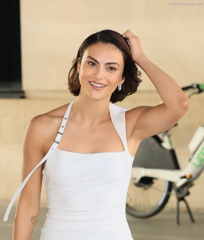 Camila Mendes photo 24 of 950
