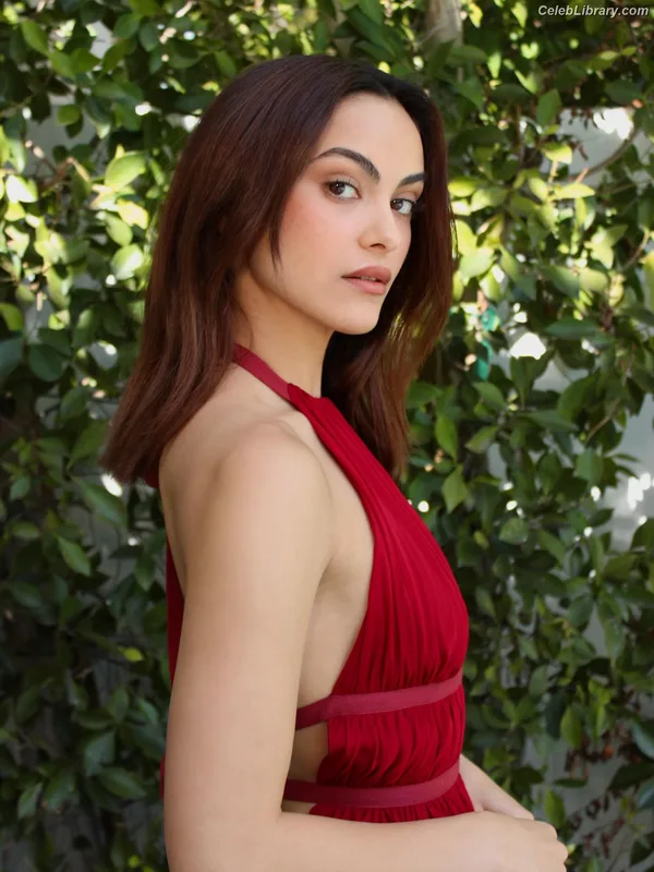 Camila Mendes photo 2 of 950