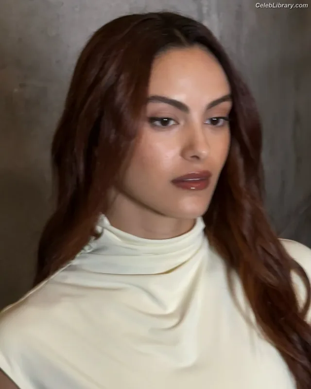 Camila Mendes photo 5 of 950