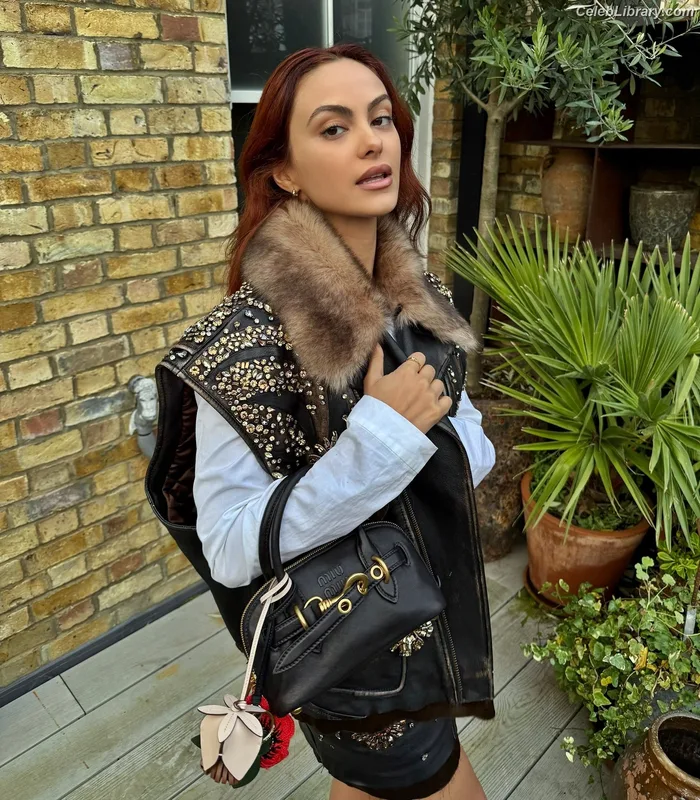Camila Mendes photo 6 of 950