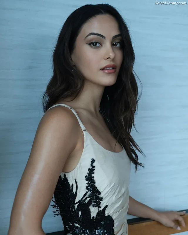 Camila Mendes photo 11 of 950