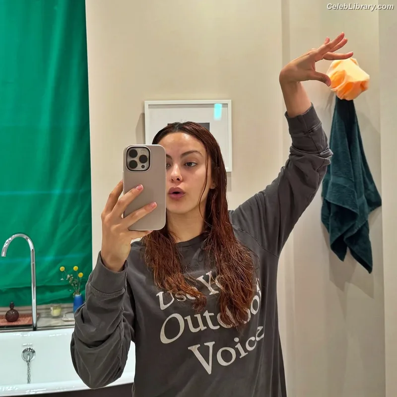 Camila Mendes photo 13 of 950