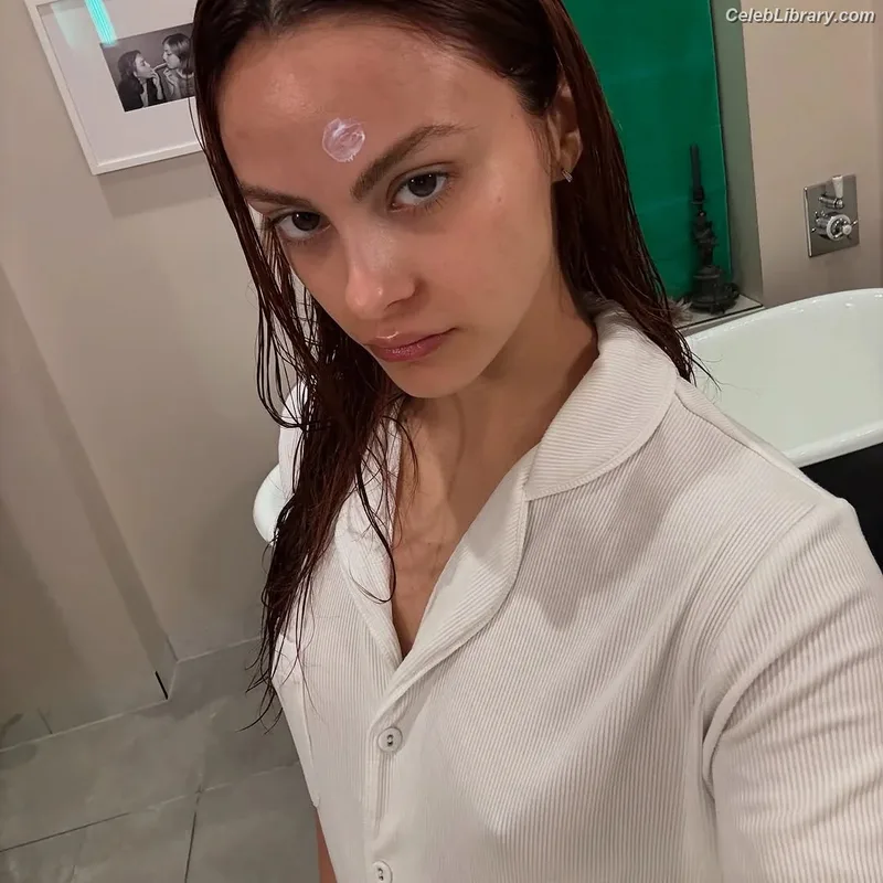 Camila Mendes photo 18 of 950