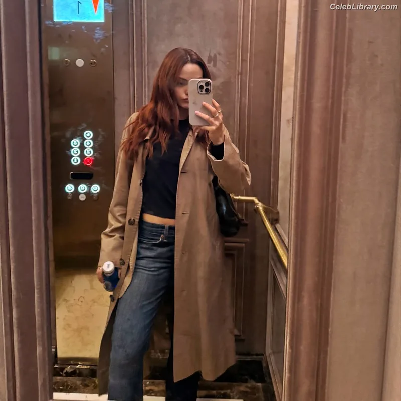 Camila Mendes photo 1 of 950