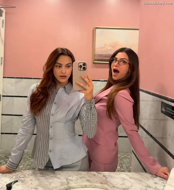 Camila Mendes photo 5 of 950