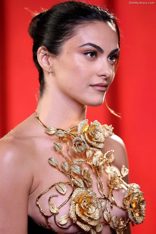 Camila Mendes photo 7 of 950