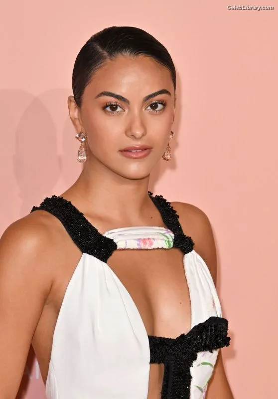 Camila Mendes photo 10 of 950
