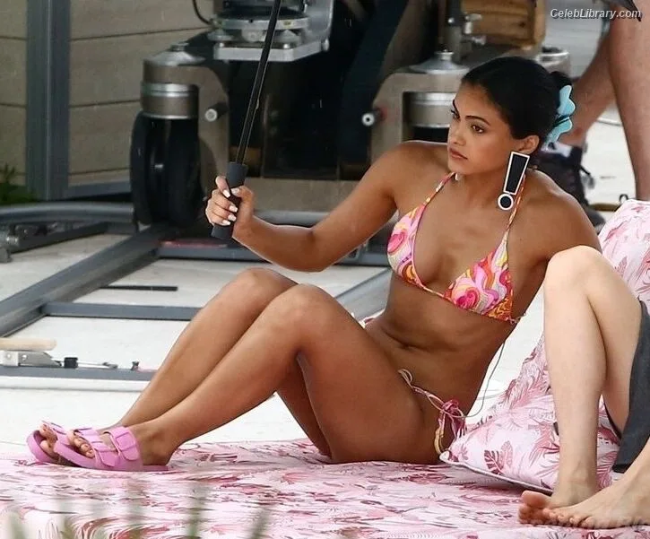Camila Mendes photo 19 of 950