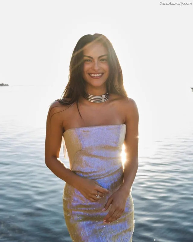 Camila Mendes photo 5 of 950