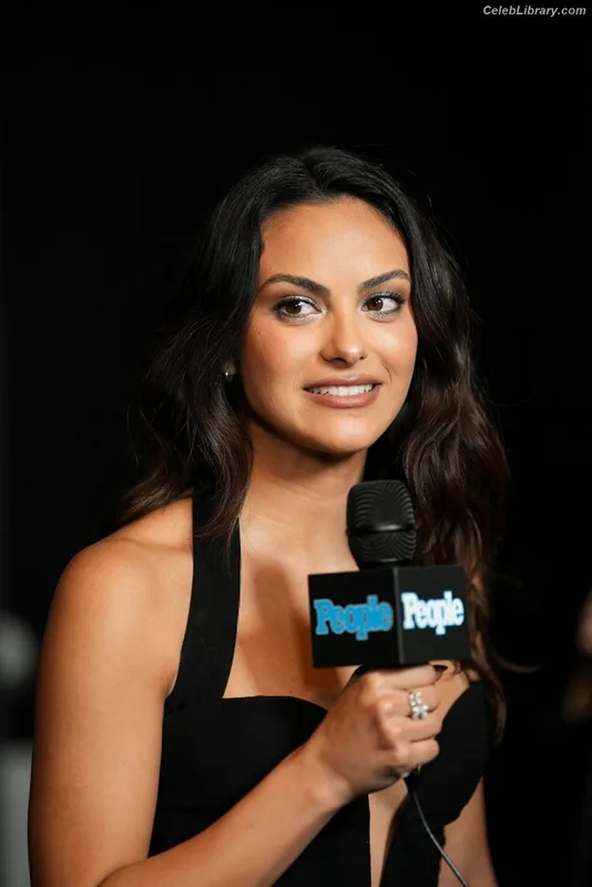 Camila Mendes photo 6 of 950