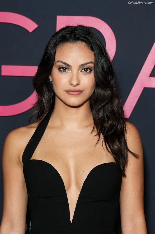 Camila Mendes photo 8 of 950
