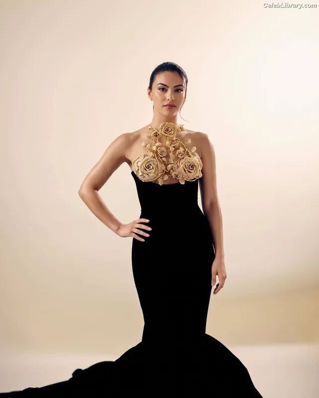 Camila Mendes photo 11 of 950