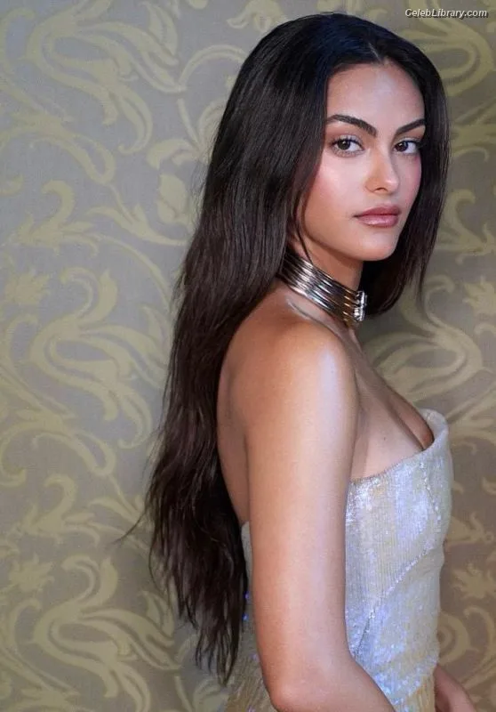 Camila Mendes photo 16 of 950