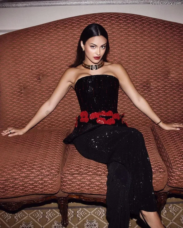 Camila Mendes photo 2 of 950
