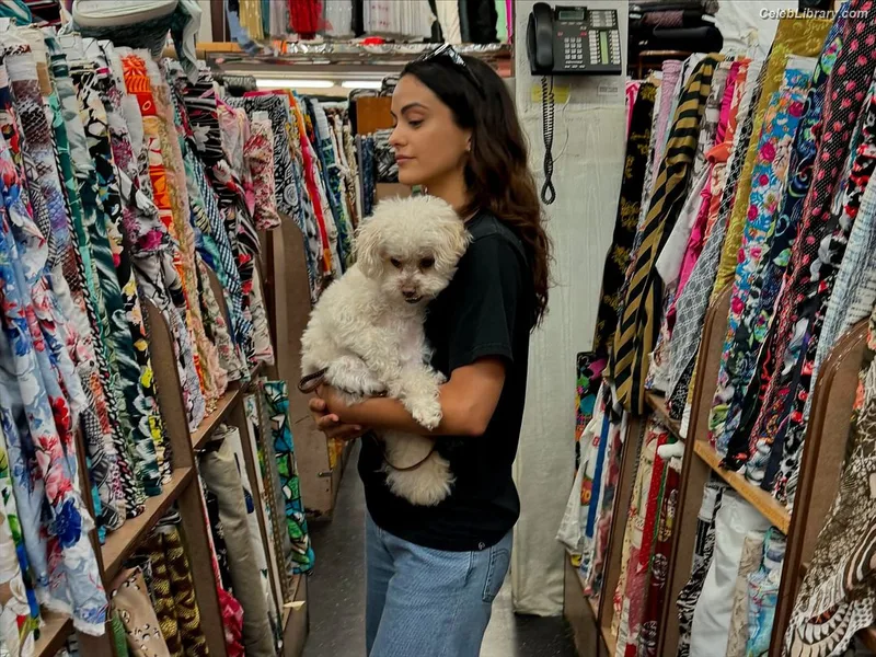 Camila Mendes photo 3 of 950