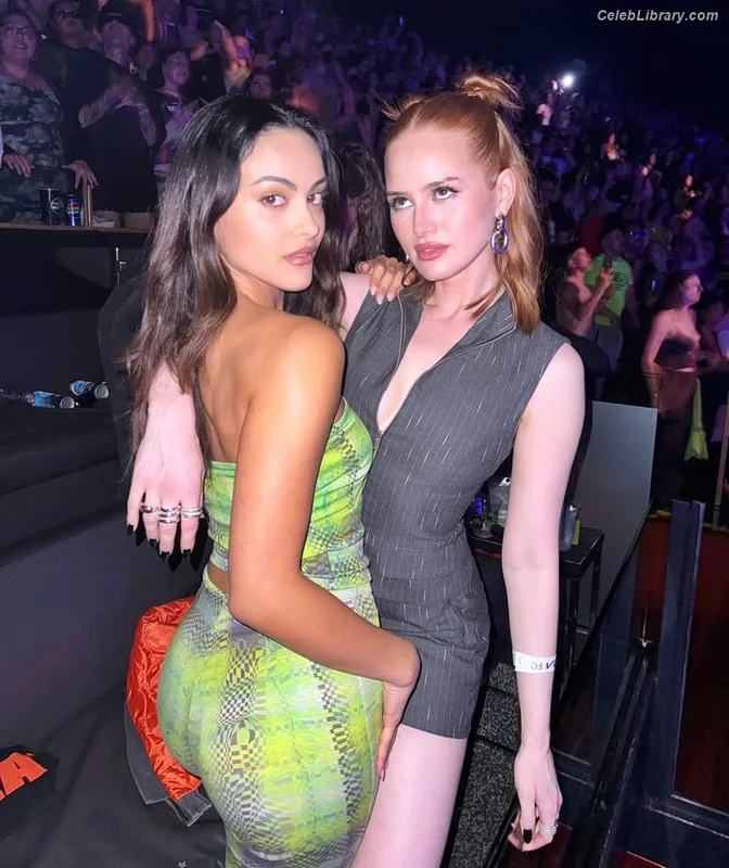 Camila Mendes photo 4 of 950