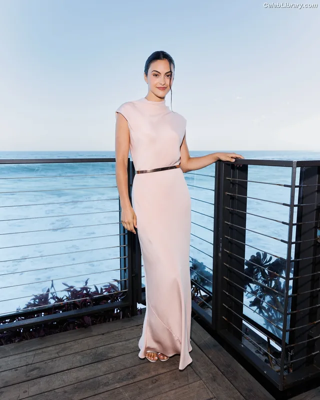 Camila Mendes photo 8 of 950