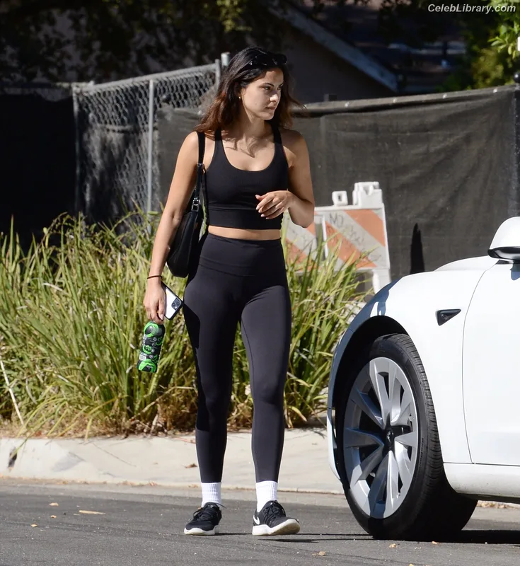 Camila Mendes photo 1 of 950