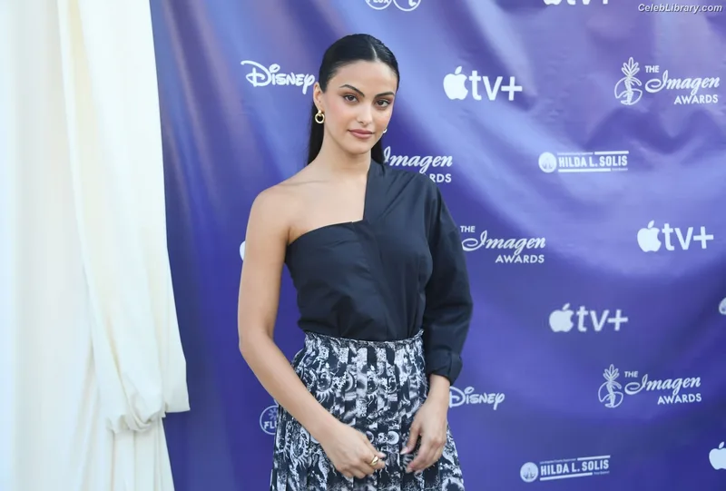 Camila Mendes photo 2 of 950