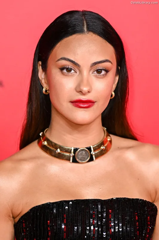 Camila Mendes photo 3 of 950