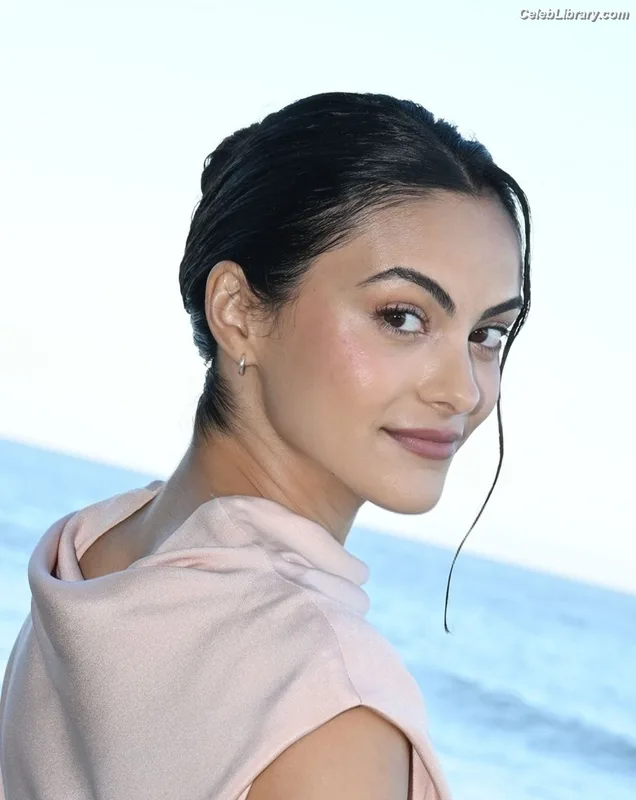 Camila Mendes photo 5 of 950