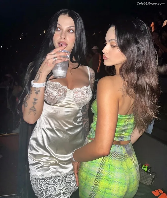 Camila Mendes photo 6 of 950