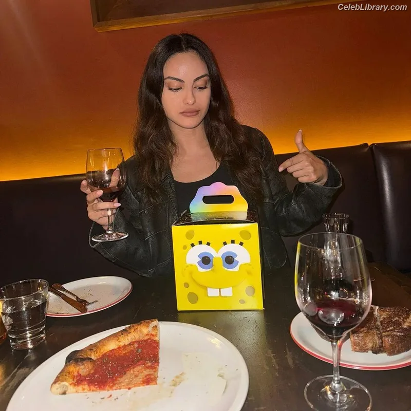 Camila Mendes photo 11 of 950