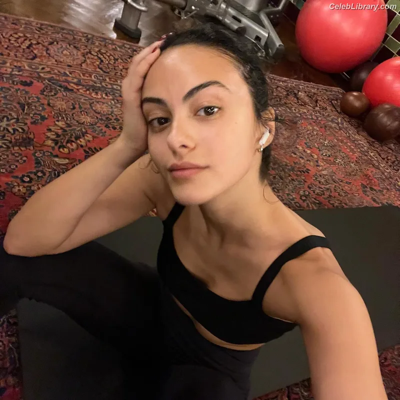 Camila Mendes photo 18 of 950