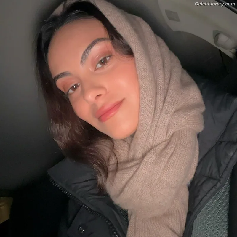 Camila Mendes photo 19 of 950