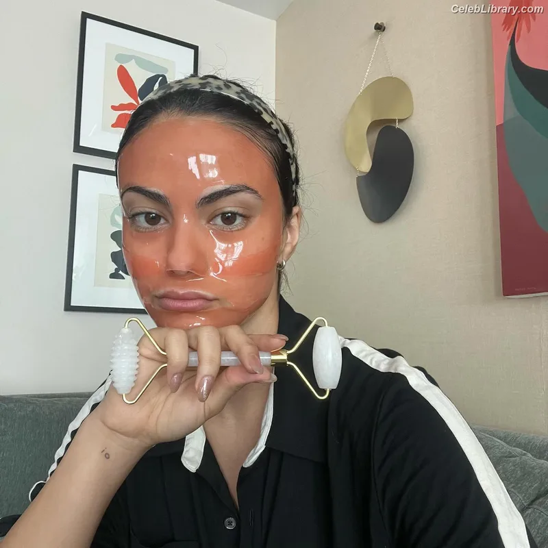 Camila Mendes photo 21 of 950