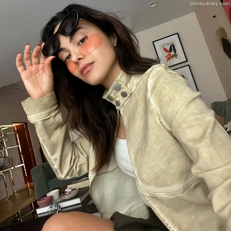 Camila Mendes photo 24 of 950