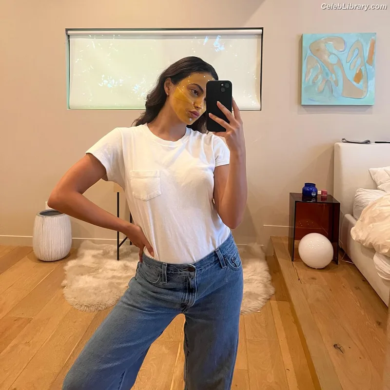 Camila Mendes photo 1 of 950