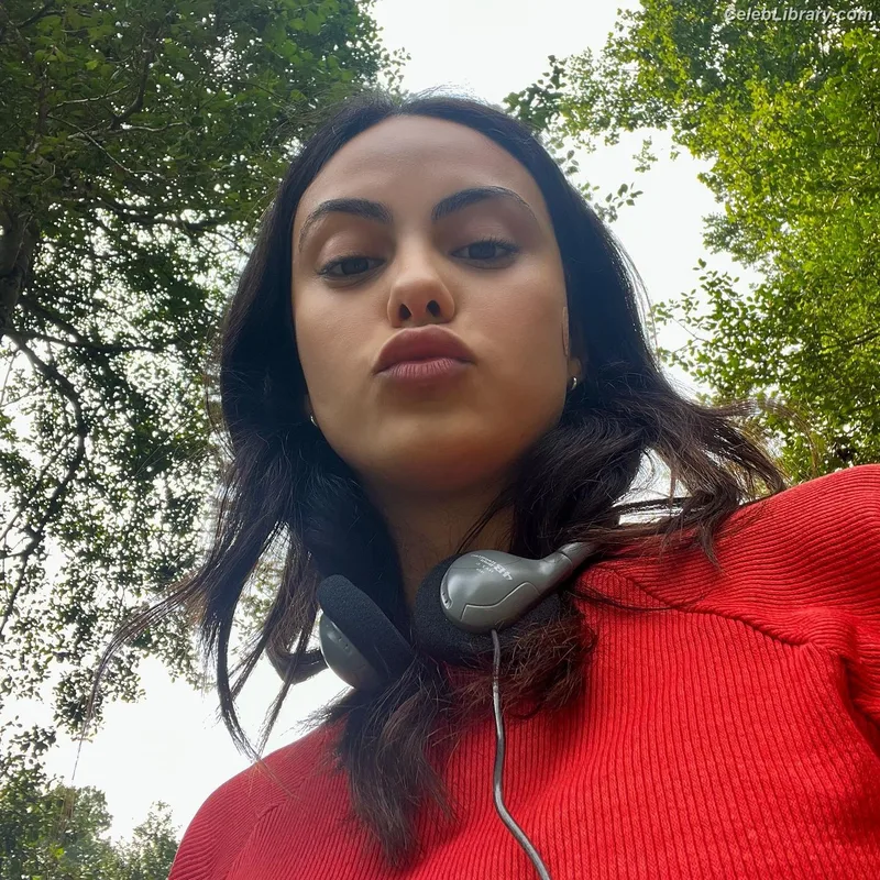 Camila Mendes photo 2 of 950