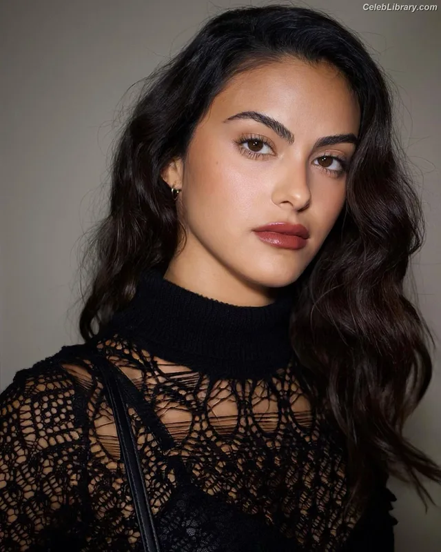 Camila Mendes photo 4 of 950