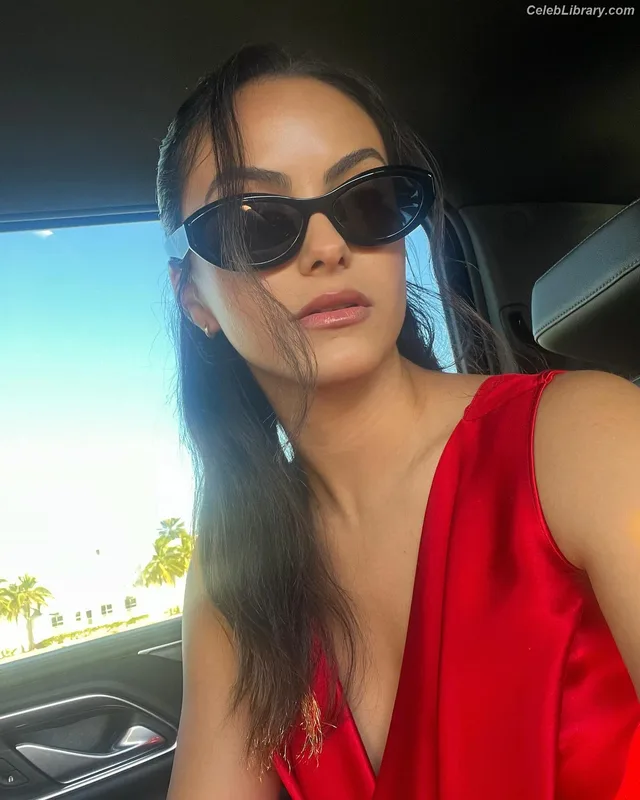 Camila Mendes photo 7 of 950