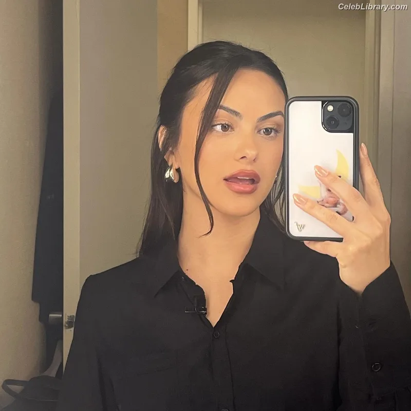 Camila Mendes photo 13 of 950