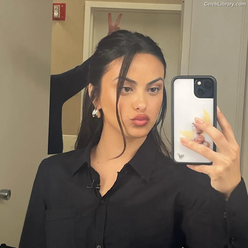 Camila Mendes photo 14 of 950
