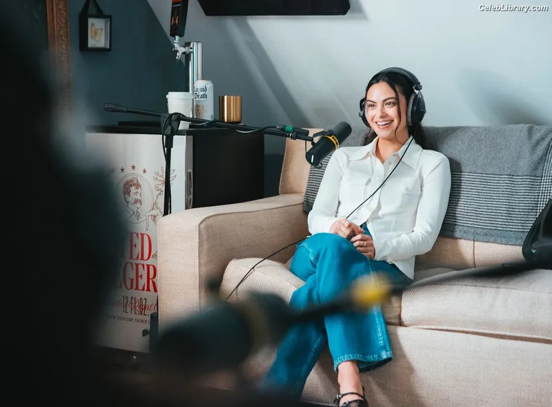 Camila Mendes photo 19 of 950