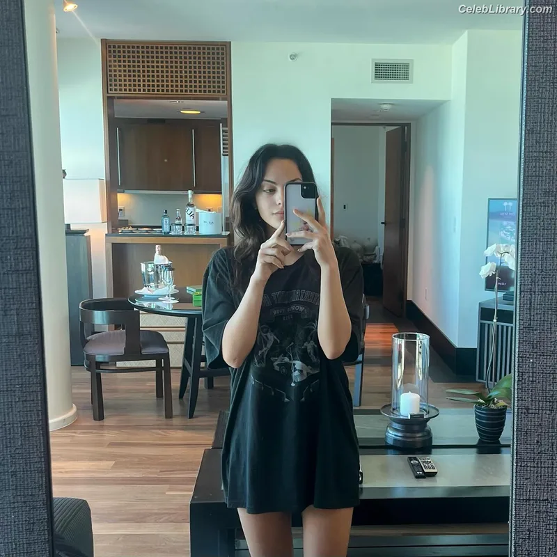 Camila Mendes photo 22 of 950