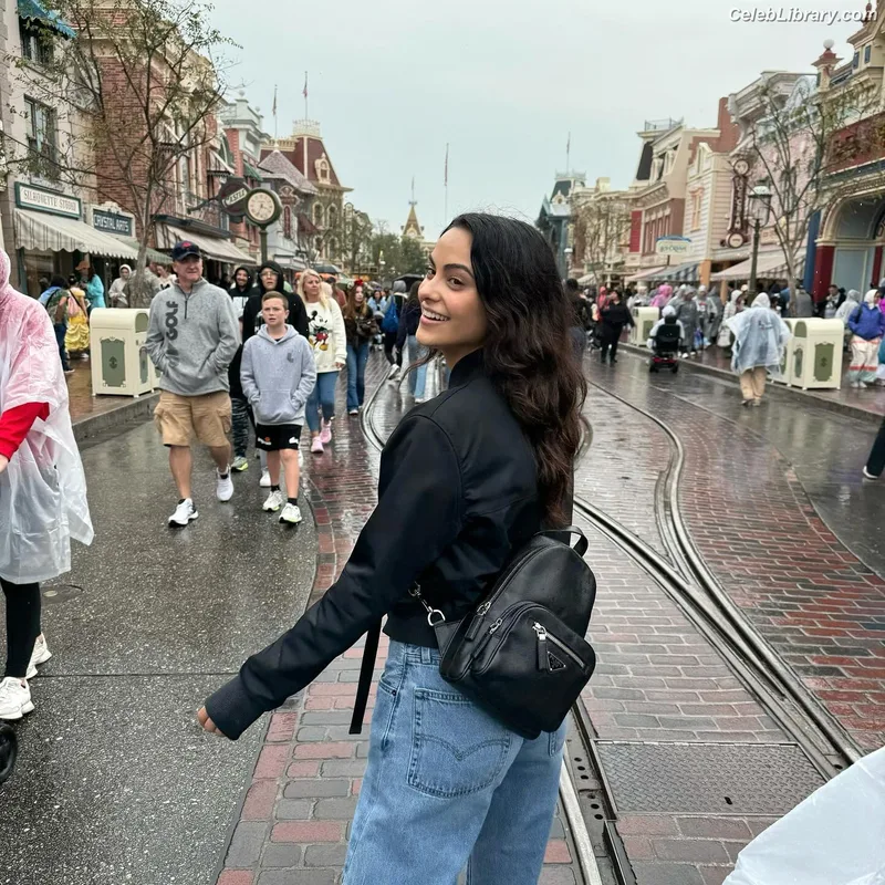Camila Mendes photo 24 of 950
