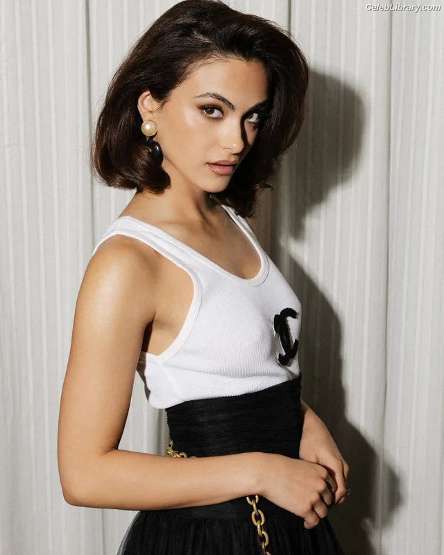 Camila Mendes photo 12 of 950