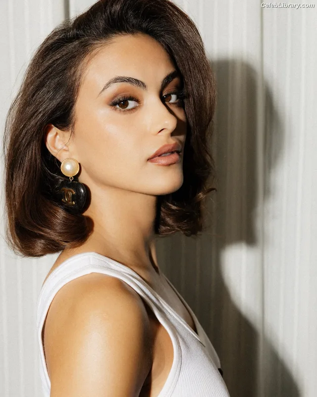 Camila Mendes photo 13 of 950